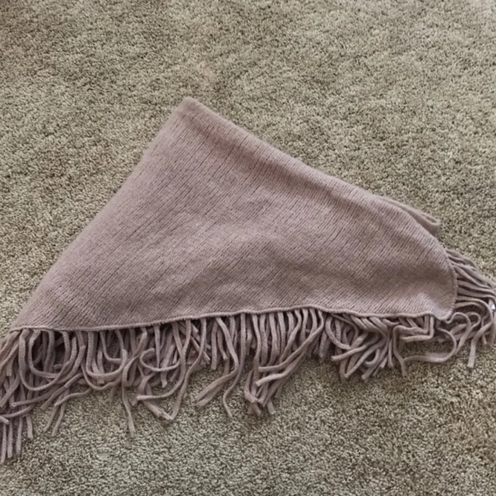 New without tags! VINCE CAMUTO one size blush scarf with Fringes